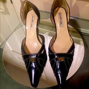 ⭐️2XHost Pick⭐️⬇️Price Dropped ⬇️Black pointy heel shoes with white stitching